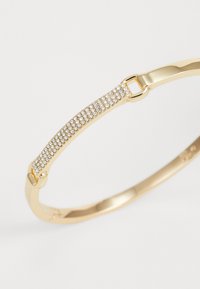 Bracciale in oro con una sezione rettangolare ricoperta di piccole cristalli bianchi, finitura lucida e una chiusura minimale.