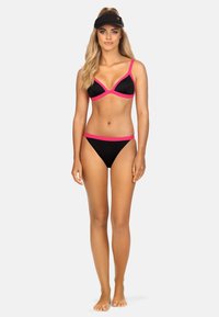 Czarny bikini z różowymi akcentami, składające się z trójkątnego stanika i majtek typu low-rise. Do kompletu dołączona jest czarna daszek. Gładka faktura.