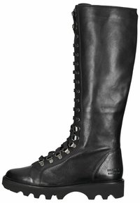 Botas de cuero negras hasta la rodilla con ojales metálicos, diseño con cordones, superficie texturizada y suela de goma resistente con tacos pronunciados.