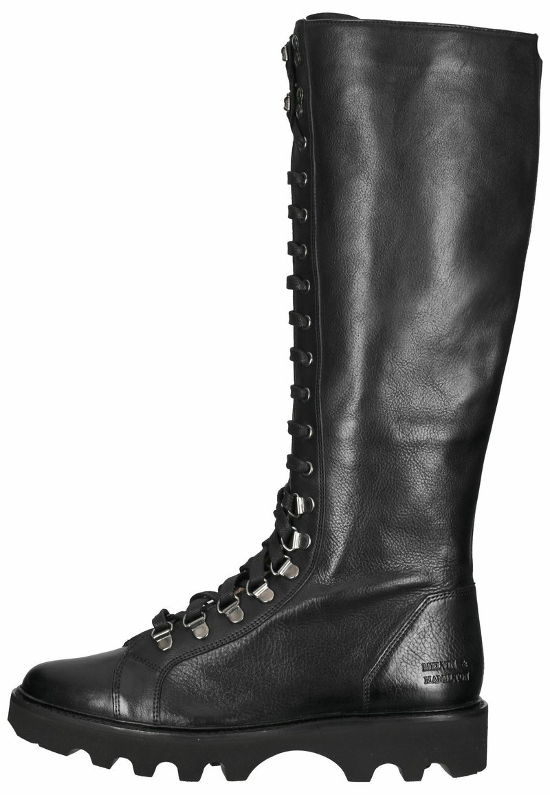 Botas de cuero negras hasta la rodilla con ojales metálicos, diseño con cordones, superficie texturizada y suela de goma resistente con tacos pronunciados.