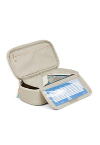 Beige, gesteppter Reisekoffer mit runder Form. Verfügt über eine Reißverschlusstasche, ein durchsichtiger Fach mit einem Zeitplan und einen bunten Reißverschlussanhänger.