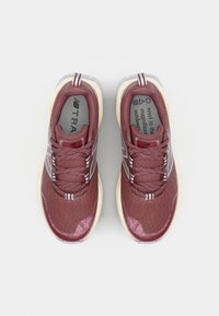 Baskets de sport bordeaux avec une tige en maille texturée, accents gris et semelle de couleur crème. Elles disposent d'un collier rembourré et d'un design à lacets.