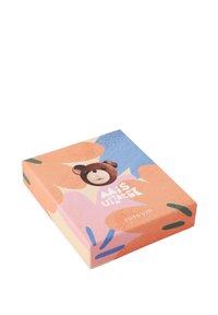 Carte tipărită cu copertă pastelată, decorată cu forme abstracte în portocaliu, albastru și verde, și o ilustrație cu un urs. Textul afișat este „MÍS USZKET.”