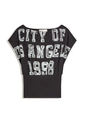Robe noire à col large avec texte blanc usé « CITY OF LOS ANGELES 1998 » sur la poitrine et une ceinture élastique en bas.