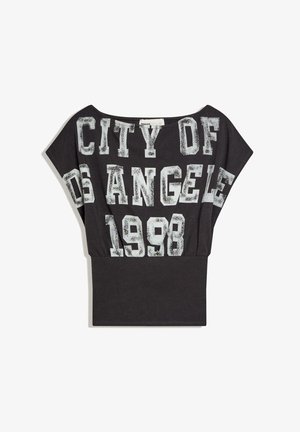 Čierne šaty s širokým výstrihom a bielym ošúchaným nápisom "CITY OF LOS ANGELES 1998" cez prsia a s elastickým pásom v spodnej časti.