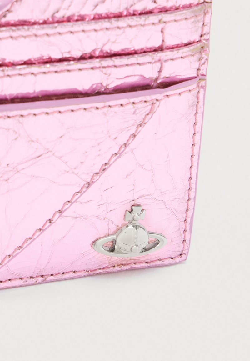 Roze metalen kaarthouder met een gerimpelde textuur, voorzien van meerdere kaartsleuven en een zilveren planetenlogo als accent.