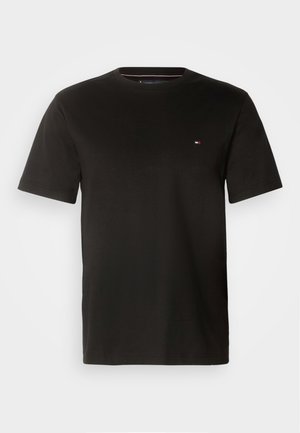 Schwarzes Baumwoll-T-Shirt mit kurzen Ärmeln, Rundhalsausschnitt und kleinem Logo auf der Brust. Glatte Textur, schlichtes Design und klassischer Schnitt.