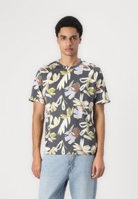 Tricou cu mâneci scurte și guler rotund, de culoare gri închis, cu un model floral în nuanțe de crem, verde și maro. Fabricat dintr-un material moale din bumbac.