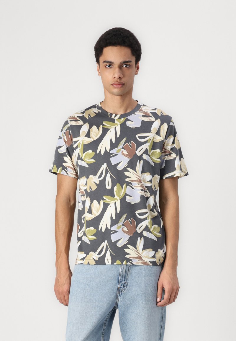 Tricou cu mâneci scurte și guler rotund, de culoare gri închis, cu un model floral în nuanțe de crem, verde și maro. Fabricat dintr-un material moale din bumbac.