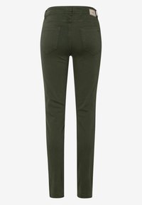 Jean slim vert olive, mélange de coton, avec cinq poches, jambes étroites et étiquette à la taille. Texture lisse, détails minimalistes.