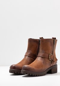 Pier One Botines con plataforma - cognac