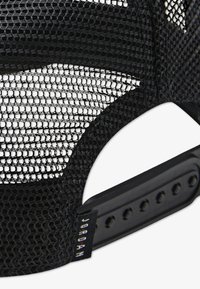 Cappellino in mesh nero con design strutturato, cinturino regolabile in plastica e etichetta con logo. Il materiale è traspirante con una finitura testurizzata.