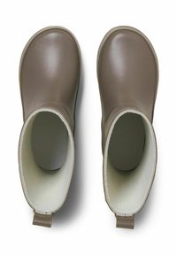 Bottes en caoutchouc marron avec une surface lisse, un bout arrondi, une tige courte et une doublure douce blanche, dotées d'une languette pour un enfilage facile.