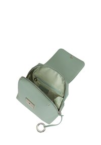Bolso verde menta con un exterior suave y brillante. Presenta herrajes plateados, cierre de cremallera y un acento en forma de anillo. El interior está forrado con satén.