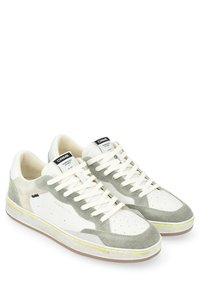 Sneaker bianche e grigie chiaro con tomaia in mesh testurizzato e suede, lacci piatti e un accento giallo vivace lungo la suola.