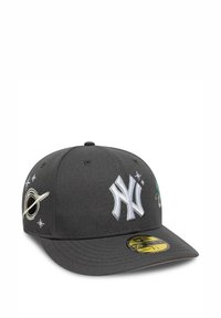 Cappellino da baseball nero con forma strutturata, con logo ricamato dei New York Yankees in bianco e dettagli colorati, tra cui un pianeta e stelle.
