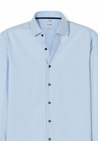 Hellblaues Hemd mit klassischem Kragen, langen Ärmeln und schwarzen Knöpfen. Glatte Textur, minimalistisches Design, mit einem dezenten Glanz.