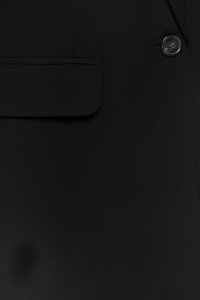 Črni blazer z enim gumbom za zapiranje, gladke teksture in všitim žepom na levi strani. Prilagojena prileganje z minimalnimi detajli.