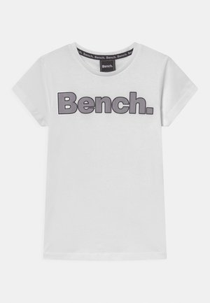 T-shirt blanc à manches courtes avec logo "Bench." en noir à pois centré sur la poitrine et étiquette de col intérieure assortie avec la marque.