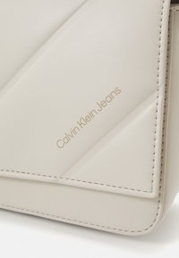 Calvin Klein Jeans QUILTED  BOXY FLAP - Borsa a tracolla - eggshell