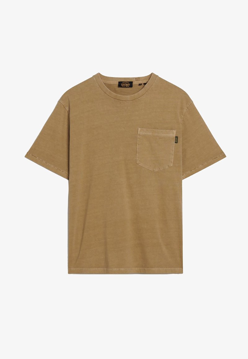 T-shirt en coton marron avec un col rond, des manches courtes et une poche sur la poitrine gauche. Présente une texture subtile et un ourlet droit.