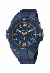 Montre Nautica avec un bracelet en silicone bleu et un boîtier rond. Présente un cadran bleu foncé, des accents orange, des aiguilles lumineuses et des marqueurs de minute détaillés.