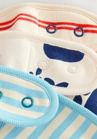 Trzy kawałki tkaniny z różnymi wzorami: beżowa baza z czerwonymi paskami, niebieski wzór kwiatowy oraz niebieskie poziome paski. Każdy z nich ma napy.