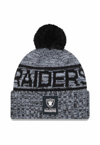 Schwarze und graue Strickmütze mit einem Pompon an der Spitze, mit eingewebtem "RAIDERS"-Text und einem Logo-Patch am Bündchen, strukturiertes Muster auf der gesamten Mütze.