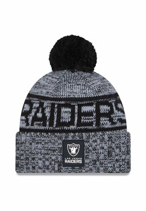 Berretto lavorato a maglia in nero e grigio con pompon in cima, caratterizzato da testo intrecciato "RAIDERS" e un patch con logo sul risvolto, con motivo testurizzato su tutta la superficie.