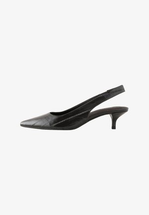 Sort læder slingback kitten heel sko med spids tå og lav buet hæl på hvid baggrund.