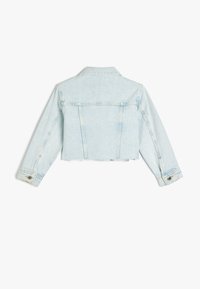 Giacca di jeans cropped blu chiaro con orlo sfilacciato, colletto classico e polsini con tre bottoni; presenta cuciture rinforzate e design della spalla posteriore.