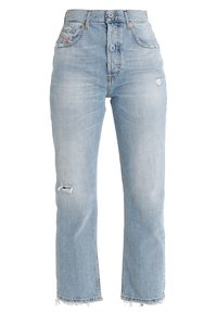 Jeans de tiro alto azul claro en denim con dobladillo deshilachado, que presentan detalles desgastados y un diseño de pierna recta.