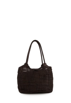 Donkerbruine gevlochten handtas met twee lange schouderbanden en een afgeronde rechthoekige vorm op een witte achtergrond.