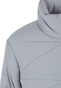Geacă puf light gray, cu guler înalt, panouri cusute diagonal și textură de suprafață netedă.
