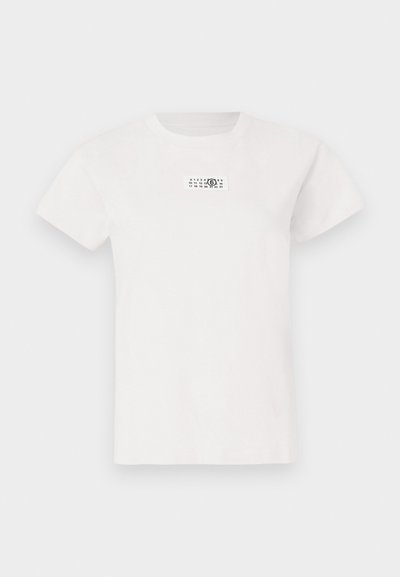 Valkoinen puuvillainen t-paita, jossa on lyhyet hihat, pyöreä kaula-aukko ja rinnan kohdalla mustavalkoinen suorakulmainen graafinen etiketti. Pehmeä tuntuma.