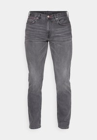 Jeans de mezclilla gris con un diseño de pierna recta, cinco bolsillos, cierre de botón, un sutil desvanecimiento y detalles de costura en contraste.