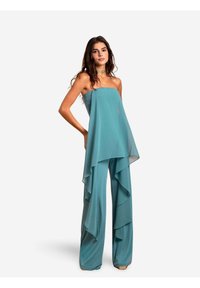 Aqua, strapless jumpsuit met gelaagde, vloeiende stof. Kenmerkt zich door brede pijpen en gerafelde accenten, gemaakt van lichtgewicht materiaal.