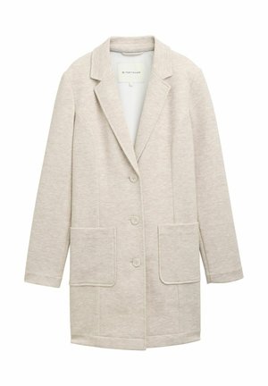 Světle béžový blazer vyrobený z texturované tkaniny, s klopovým límcem, zapínáním na přední knoflík a dvěma velkými klopovými kapsami.