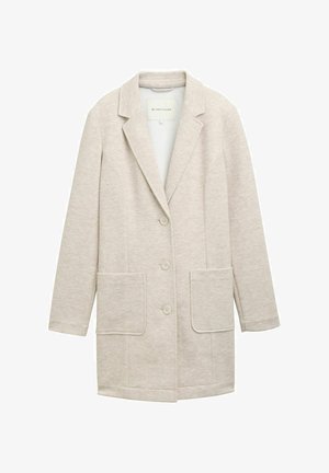Blazer beige clair en tissu texturé avec un col à revers, fermeture à bouton sur le devant et deux grandes poches plaquées.