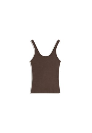 Barna ujjatlan bordázott trikó széles pántokkal és kerek nyakkivágással, fehér háttéren, laposan elrendezve.