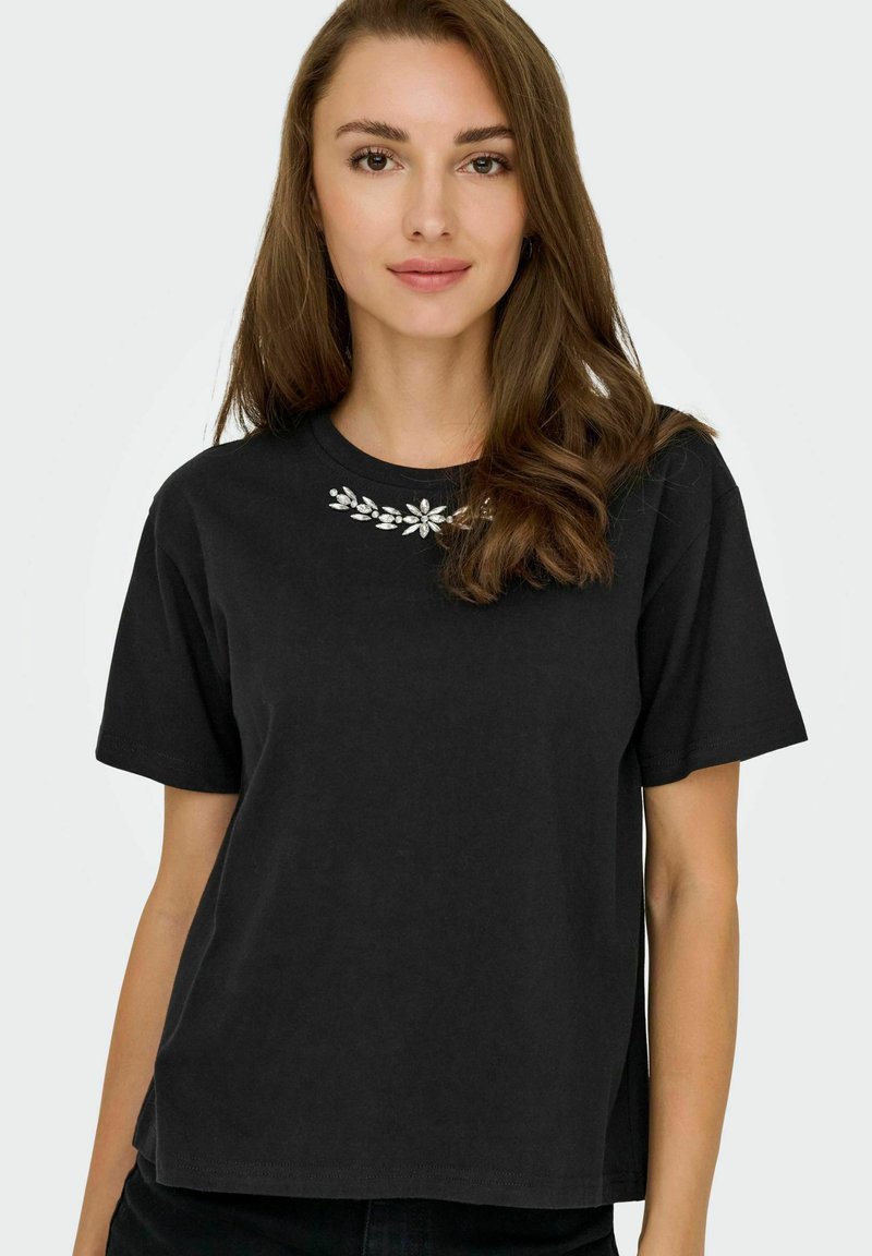 Zwarte t-shirt met korte mouwen van katoen, voorzien van een bloemenborduursel op de halslijn. Klassieke, relaxte pasvorm met een eenvoudige structuur.