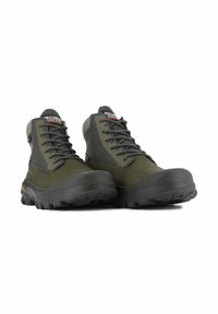Botas impermeables de color verde oliva con un diseño de tobillo alto, cordones grises, suelas de goma y acentos texturizados. Presentan un logo en la lengüeta.