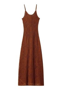Robe maxi en crochet marron avec des fines bretelles et un design de tricot ouvert à motifs circulaires, ajustée en haut et s'évasant vers l'ourlet.