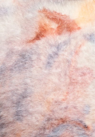 Απαλό, υφασμάτινο φλις με υφή σε παστέλ αποχρώσεις ροζ, πορτοκαλί και μπλε, με μουτζουρωτό μοτίβο και αφράτη εμφάνιση.