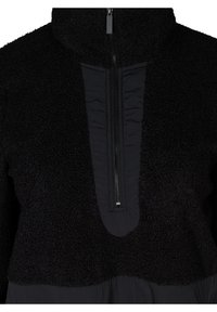 Pull-over en polaire noire avec col montant et fermeture éclair verticale sur une panneau lisse en tissu sur la poitrine et l'ourlet.