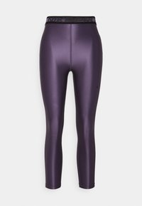 Fioletowe legginsy sportowe z gładką, błyszczącą teksturą i czarnym, elastycznym paskiem w talii z napisem "NIKE PRO" w kolorze fioletowym.