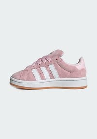 Ροζ σουέτ αθλητικά παπούτσια με τρεις λευκές ρίγες, στρογγυλή μύτη, επενδεδυμένο κολάρο και ταμπα καουτσούκ σόλα. Διαθέτει σχέδιο με κορδόνια και διάτρητες λεπτομέρειες.