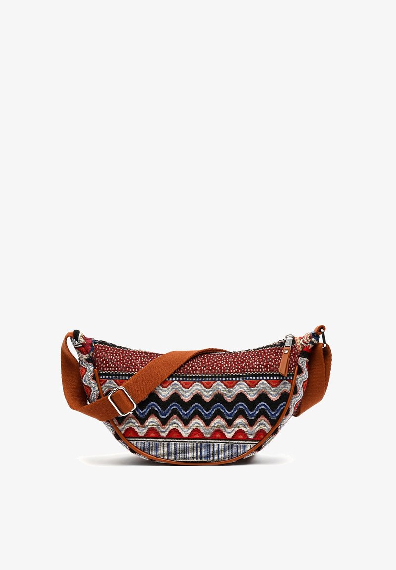 Sac hobo avec des motifs tissés en rouge, bleu et blanc, doté d'une bandoulière beige et d'une fermeture zippée en haut. Design en tissu texturé.