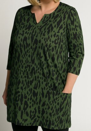 Groene tuniek met zwart luipaardprint, met een V-hals, driekwartmouwen en twee zijzakken voor functionaliteit.