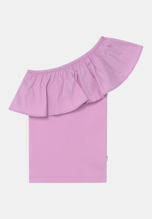 Haut asymétrique violet clair avec encolure à volants et texture côtelée près du corps sur fond uni.